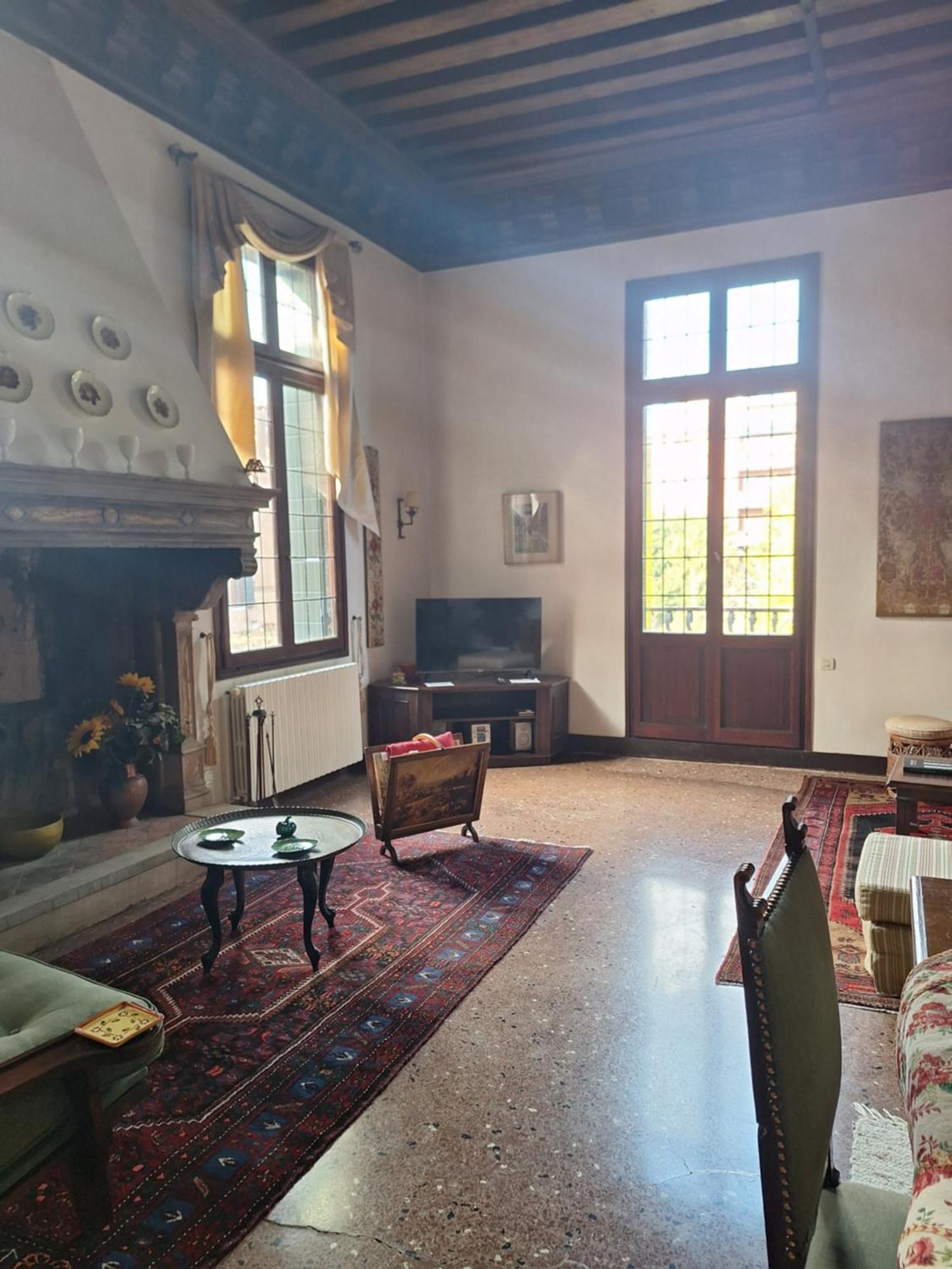 Inside Palazzo Foscarini Appartement *